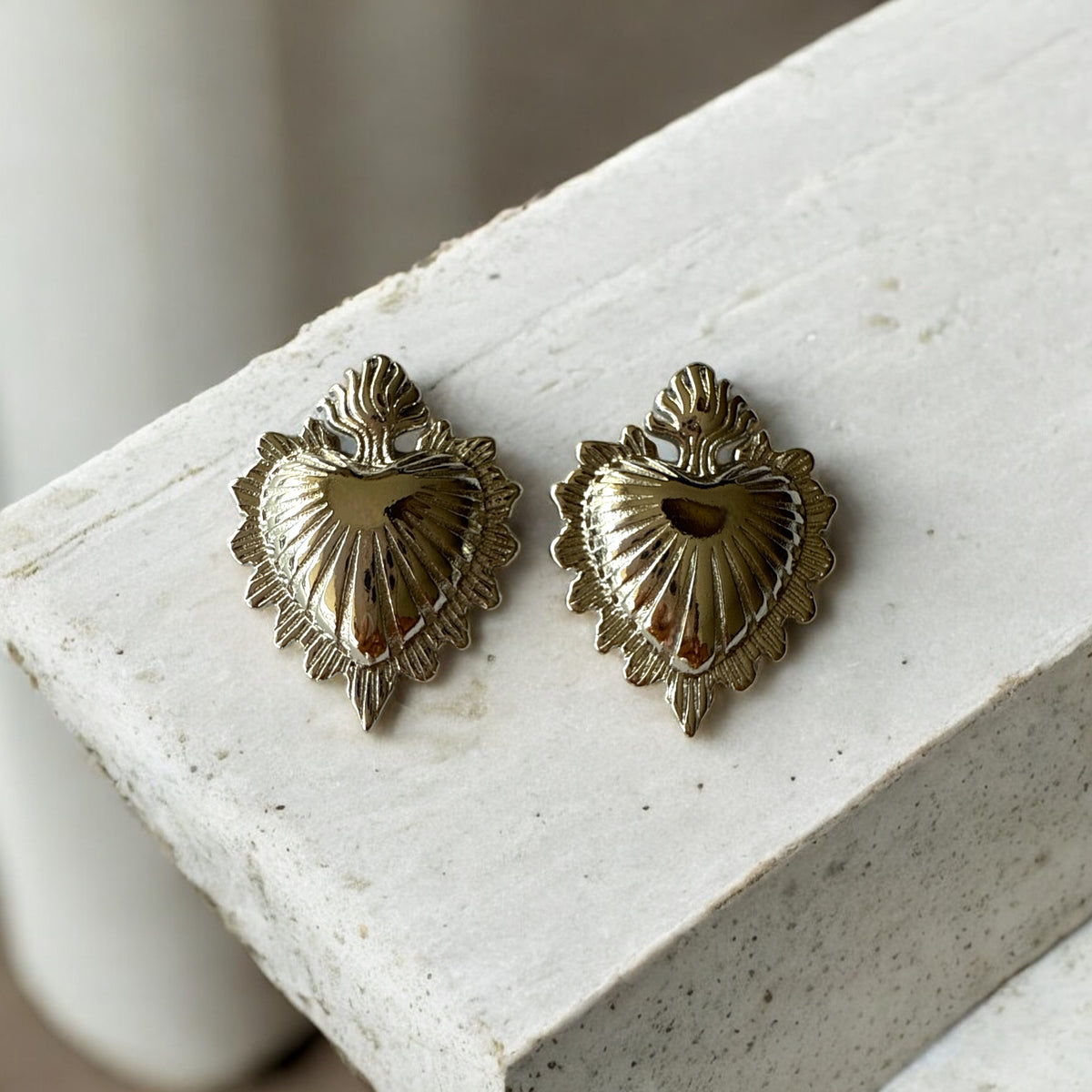 Aretes Corazón Exvoto de acero inoxidable plateado con diseño detallado en relieve.