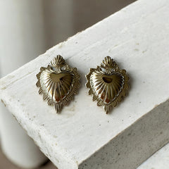 Aretes Corazón Exvoto de acero inoxidable plateado con diseño detallado en relieve.