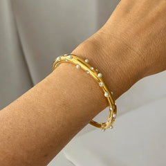 Pulsera Ajustable de Acero Dorado con Perlas y Circonias